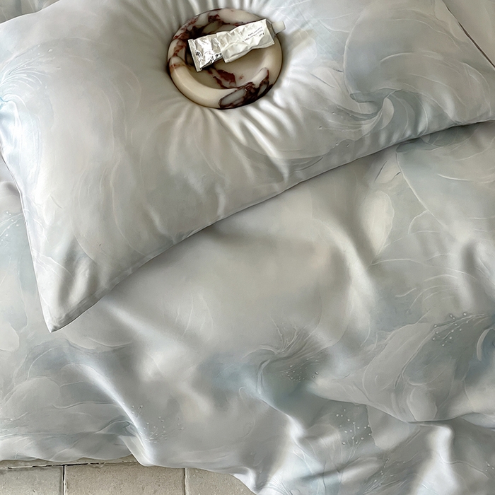 91家纺网 家纺一手货源 找家纺 咏绒家纺工厂店 2025新款60S奥地利兰精天丝数码印花暗合简约款系列四件套 莫斯-蓝