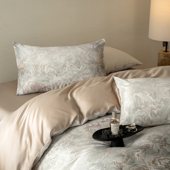 91家纺网 家纺一手货源 找家纺 咏绒家纺工厂店 2025新款60S奥地利兰精天丝数码印花暗合简约款系列四件套 望川-灰