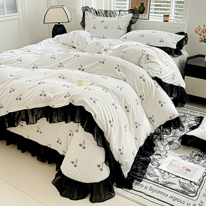 91家纺网 家纺一手货源 找家纺 艾橙家纺2025新款法式赫本风水洗棉印花雪纺花边四件套 美味樱桃