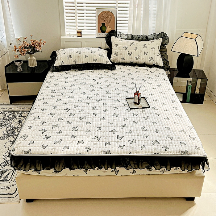 91家纺网 家纺一手货源 找家纺 艾橙家纺2025新款法式赫本风水洗棉印花雪纺花边单床笠 蝴蝶印记