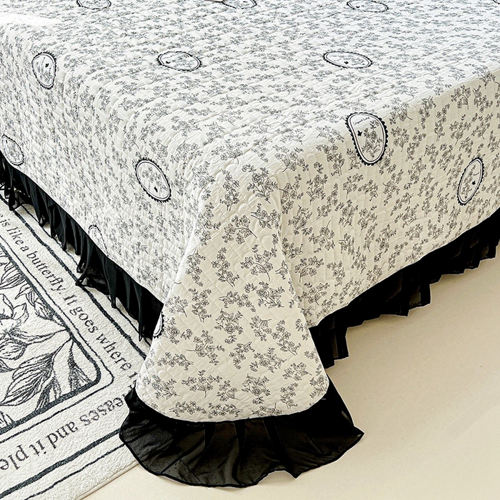 91家纺网 家纺一手货源 找家纺 艾橙家纺2025新款法式赫本风水洗棉印花雪纺花边单床盖 澜音花香