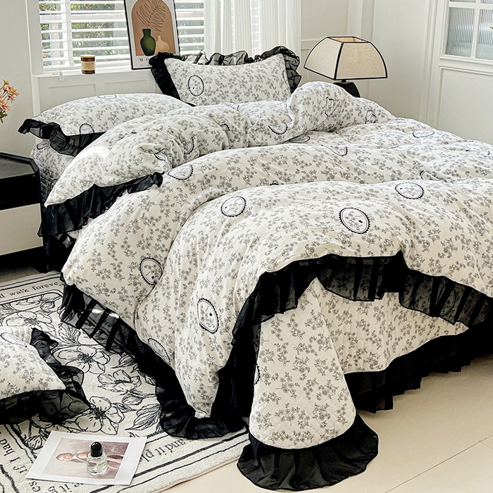 91家纺网 家纺一手货源 找家纺 艾橙家纺2025新款法式赫本风水洗棉印花雪纺花边四件套 澜音花香