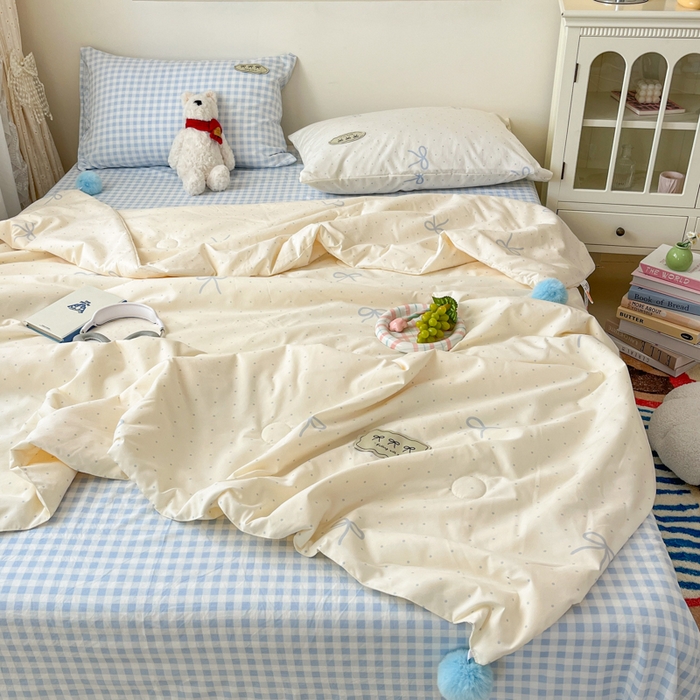 91家纺网 家纺一手货源 找家纺 桃心家居 2025新款A类ins云柔水洗棉大豆织标蝴蝶结毛球少女单夏被夏被四件套系列 清新梦蓝