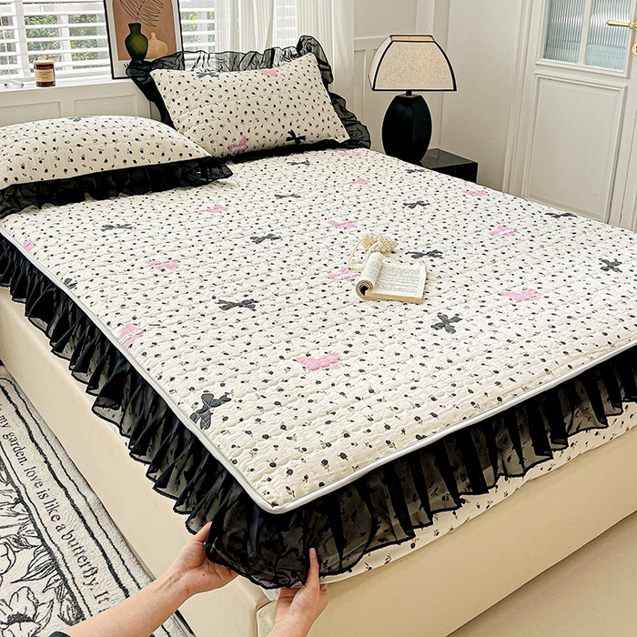 91家纺网 家纺一手货源 找家纺 艾橙家纺2025新款法式赫本风水洗棉印花雪纺花边单床笠 朵蔓花馨