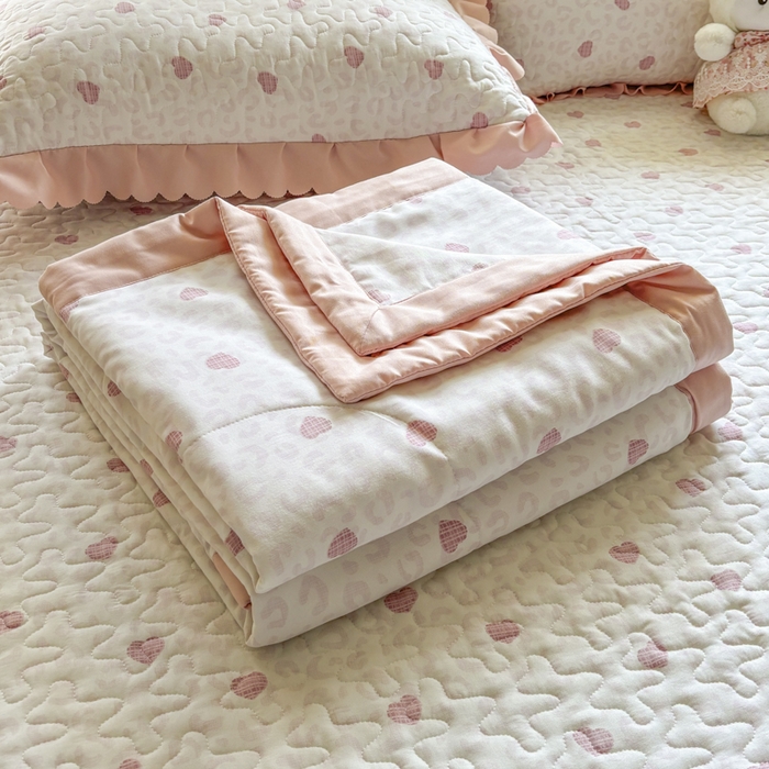 91家纺网 家纺一手货源 找家纺 雅眠居 2025新款直播针织棉双层纱夏被床盖四件套空调夏凉被单件三件套 爱心粉