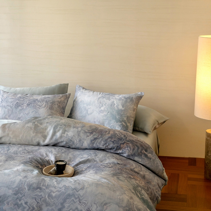 91家纺网 家纺一手货源 找家纺 咏绒家纺工厂店 2025新款60S奥地利兰精天丝数码印花暗合简约款系列四件套 望川-蓝