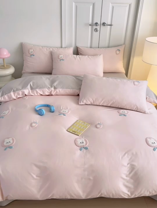 91家纺网 家纺一手货源 找家纺 锦觅2025新款奶油小清新毛巾绣全棉纯棉四件套（专版花型必须控价） 草莓兔兔