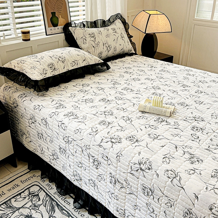 91家纺网 家纺一手货源 找家纺 艾橙家纺2025新款法式赫本风水洗棉印花雪纺花边单床盖 水墨玫瑰