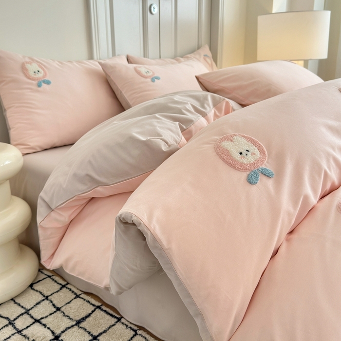 91家纺网 家纺一手货源 找家纺 锦觅2025新款奶油小清新毛巾绣全棉纯棉四件套（专版花型必须控价） 草莓兔兔