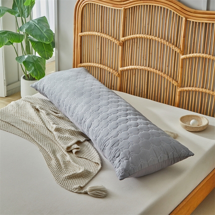 温宁家纺 2025新款跨境绗缝化纤水洗棉长枕-足球格 灰色