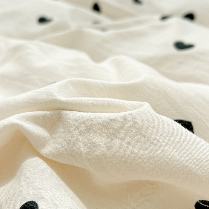 91家纺网 家纺一手货源 找家纺 艾橙 2025新款法式赫本风水洗棉印花雪纺花边单被套 心心相印