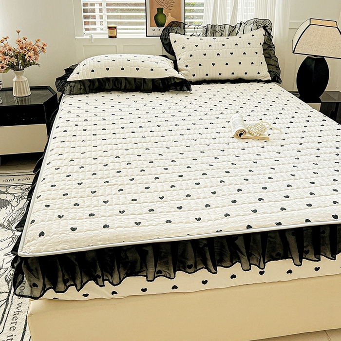 91家纺网 家纺一手货源 找家纺 艾橙家纺2025新款法式赫本风水洗棉印花雪纺花边单床笠 心心相印