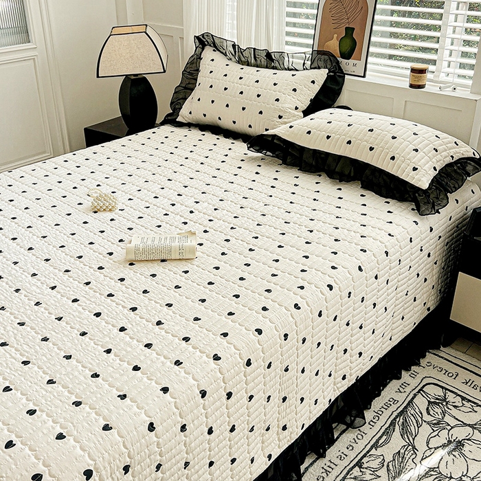 91家纺网 家纺一手货源 找家纺 艾橙家纺2025新款法式赫本风水洗棉印花雪纺花边单床盖 心心相印