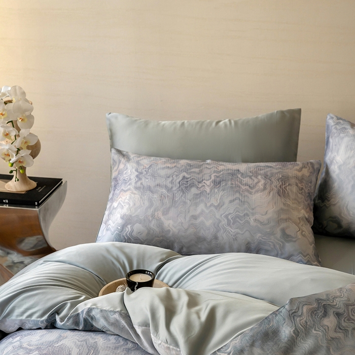 91家纺网 家纺一手货源 找家纺 咏绒家纺工厂店 2025新款60S奥地利兰精天丝数码印花暗合简约款系列四件套 望川-蓝