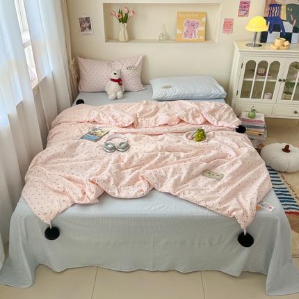 桃心家居 2025新款A类ins云柔水洗棉大豆织标蝴蝶结毛球少女单夏被夏被四件套系列 奶昔粉蓝