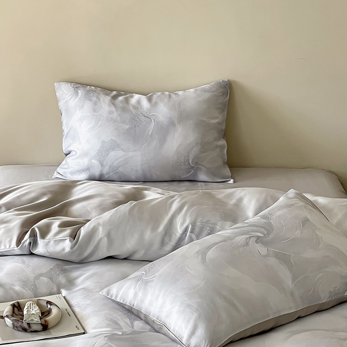 91家纺网 家纺一手货源 找家纺 咏绒家纺工厂店 2025新款60S奥地利兰精天丝数码印花暗合简约款系列四件套 莫斯-灰