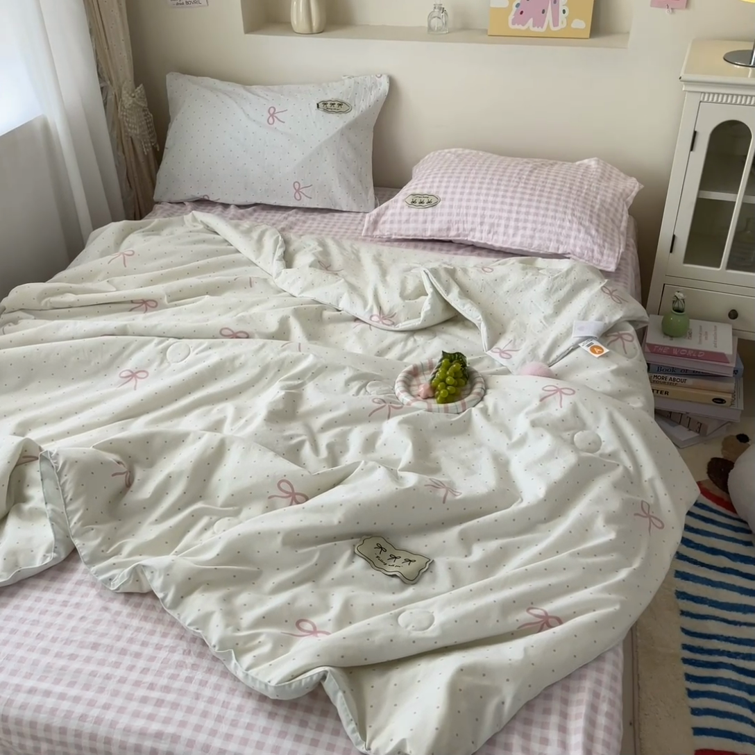91家纺网 家纺一手货源 找家纺 桃心家居 2025新款A类ins云柔水洗棉大豆织标蝴蝶结毛球少女单夏被夏被四件套系列 粉果气泡