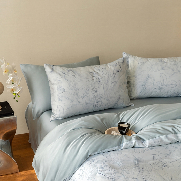 91家纺网 家纺一手货源 找家纺 咏绒家纺工厂店 2025新款60S奥地利兰精天丝数码印花暗合简约款系列四件套 叶影-蓝