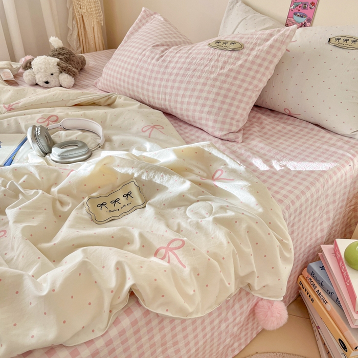91家纺网 家纺一手货源 找家纺 桃心家居 2025新款A类ins云柔水洗棉大豆织标蝴蝶结毛球少女单夏被夏被四件套系列 粉果气泡