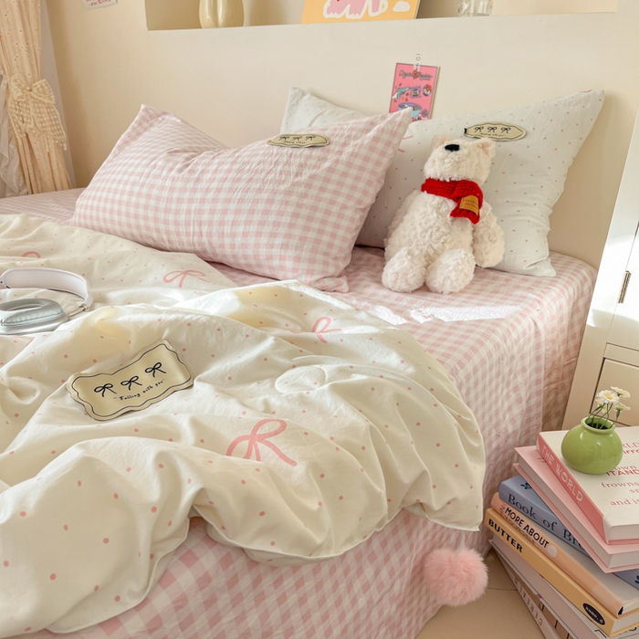 91家纺网 家纺一手货源 找家纺 桃心家居 2025新款A类ins云柔水洗棉大豆织标蝴蝶结毛球少女单夏被夏被四件套系列 粉果气泡