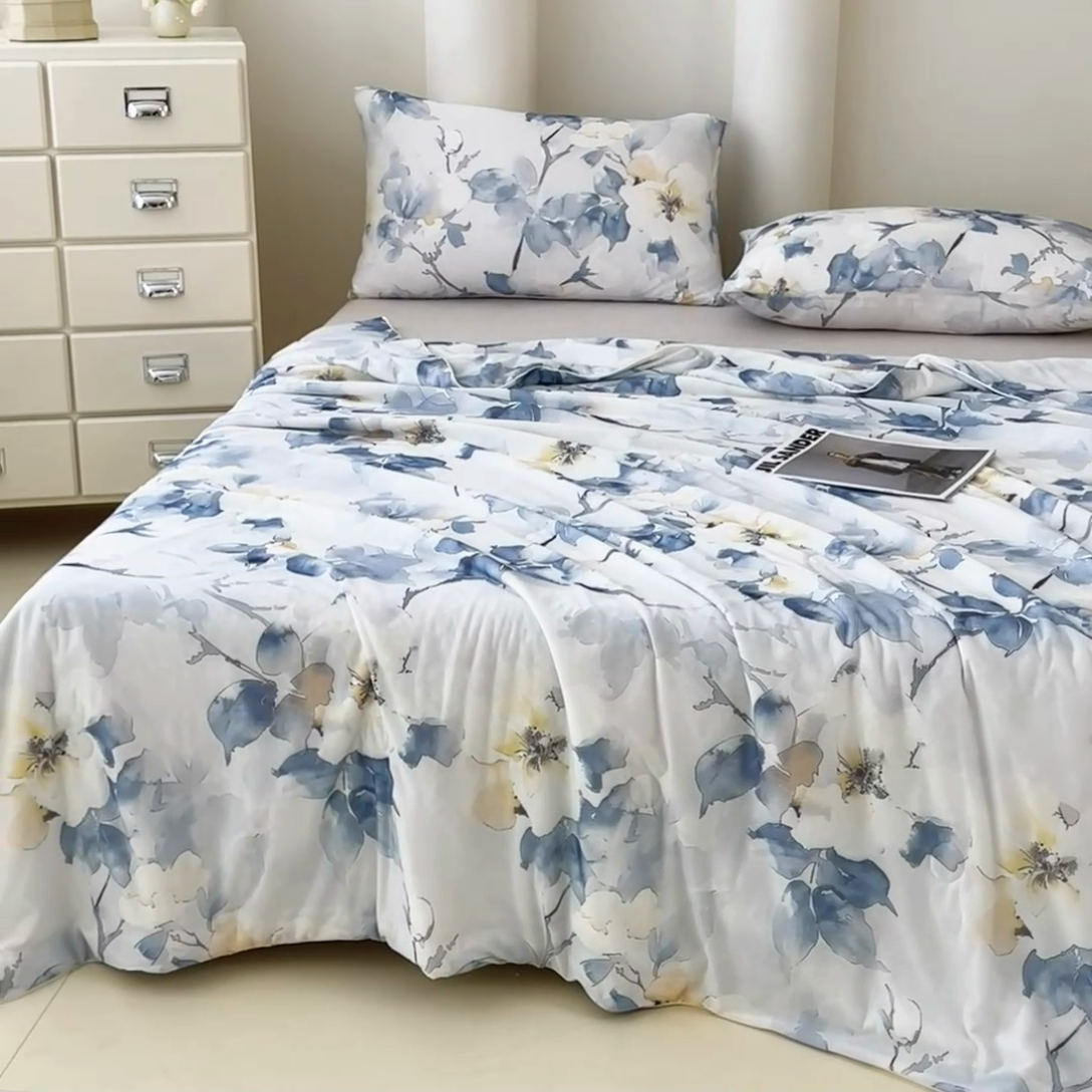 91家纺网 家纺一手货源 找家纺 青螺家纺 2025新款凉感丝艾草抗菌驱蚊夏凉被空调被3D时尚数码花卉卡通被子（支持质检） 雾蓝花语