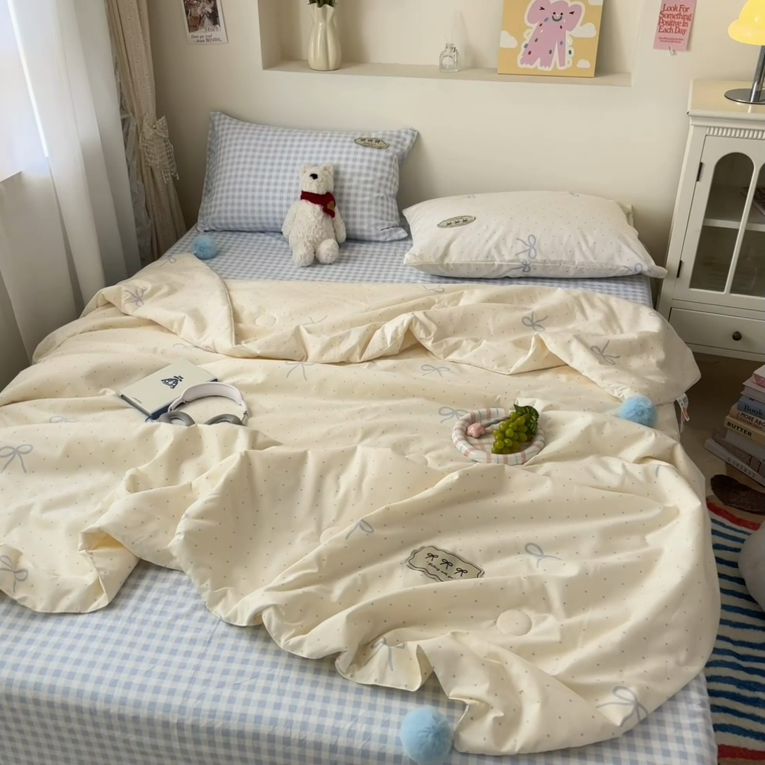 91家纺网 家纺一手货源 找家纺 桃心家居 2025新款A类ins云柔水洗棉大豆织标蝴蝶结毛球少女单夏被夏被四件套系列 清新梦蓝