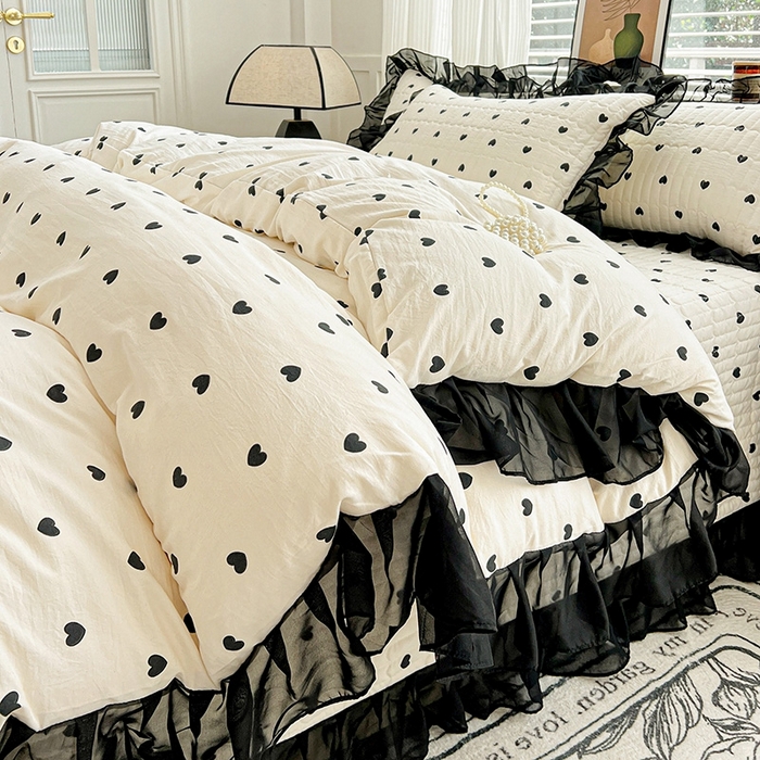 91家纺网 家纺一手货源 找家纺 艾橙家纺2025新款法式赫本风水洗棉印花雪纺花边四件套 心心相印