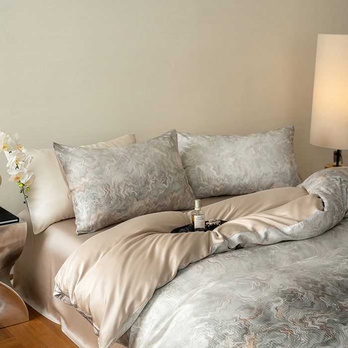 91家纺网 家纺一手货源 找家纺 咏绒家纺工厂店 2025新款60S奥地利兰精天丝数码印花暗合简约款系列四件套 望川-灰