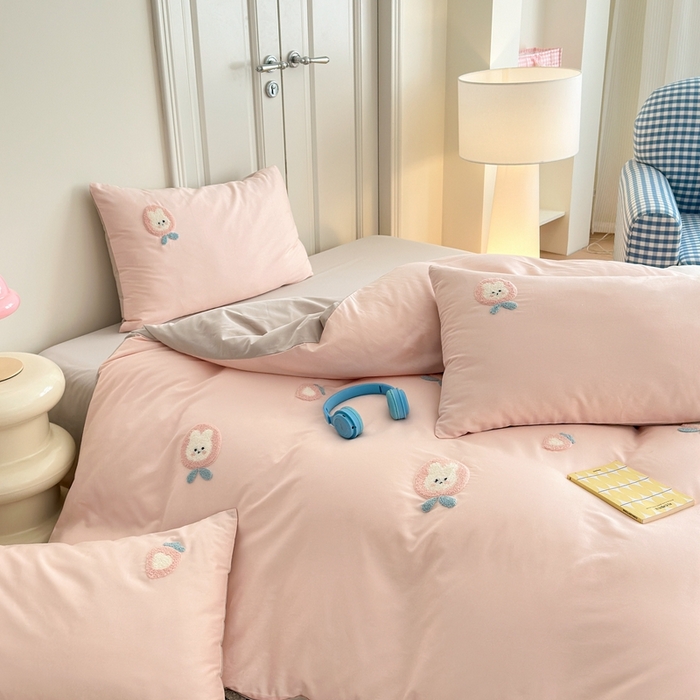 91家纺网 家纺一手货源 找家纺 锦觅2025新款奶油小清新毛巾绣全棉纯棉四件套（专版花型必须控价） 草莓兔兔