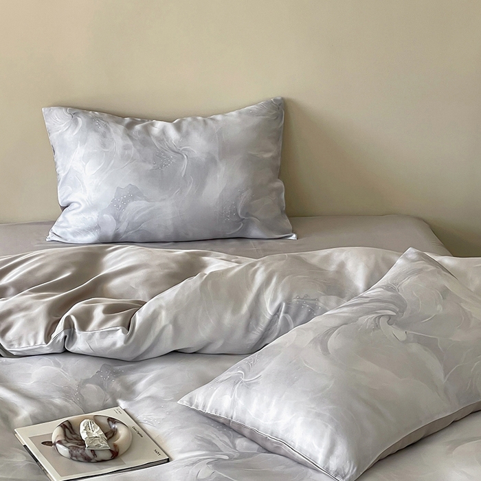 91家纺网 家纺一手货源 找家纺 咏绒家纺工厂店 2025新款60S奥地利兰精天丝数码印花暗合简约款系列四件套 莫斯-灰