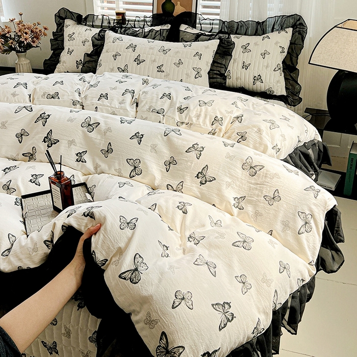 91家纺网 家纺一手货源 找家纺 艾橙家纺2025新款法式赫本风水洗棉印花雪纺花边四件套 蝴蝶印记