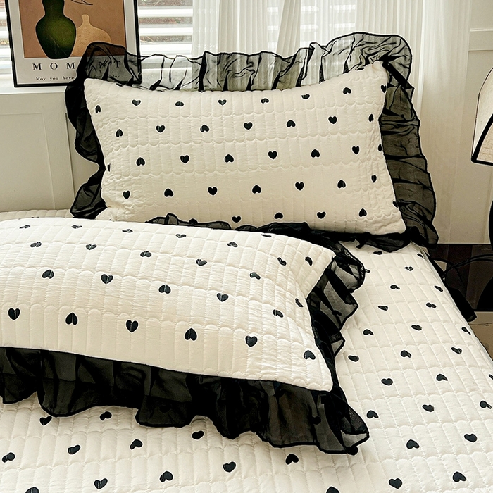 91家纺网 家纺一手货源 找家纺 艾橙家纺2025新款法式赫本风水洗棉印花雪纺花边单床笠 心心相印