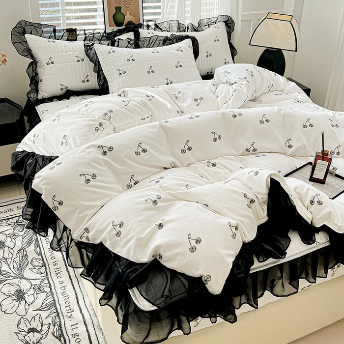 91家纺网 家纺一手货源 找家纺 艾橙家纺2025新款法式赫本风水洗棉印花雪纺花边单床笠 美味樱桃