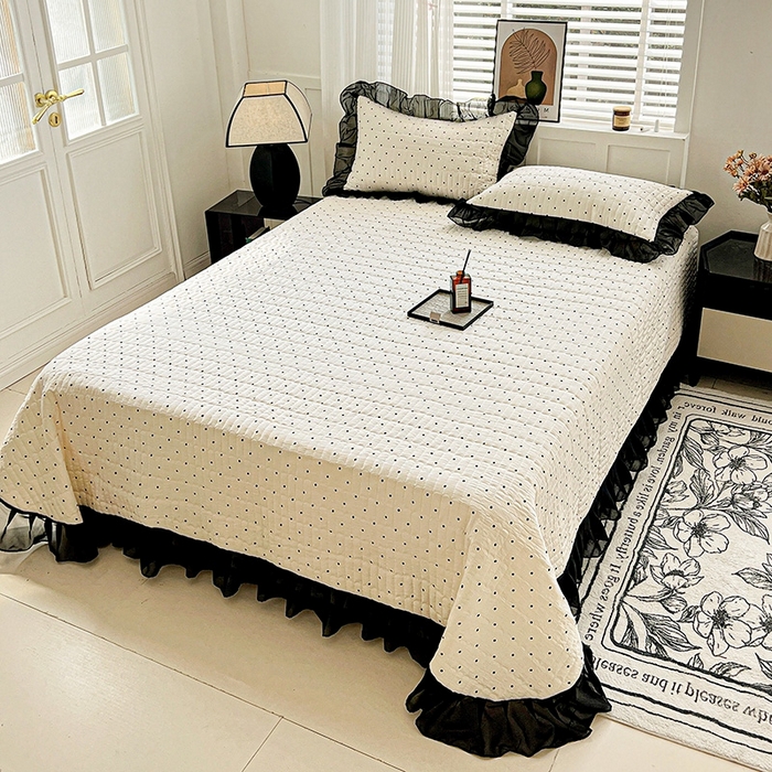 91家纺网 家纺一手货源 找家纺 艾橙家纺2025新款法式赫本风水洗棉印花雪纺花边单床盖 点点爱