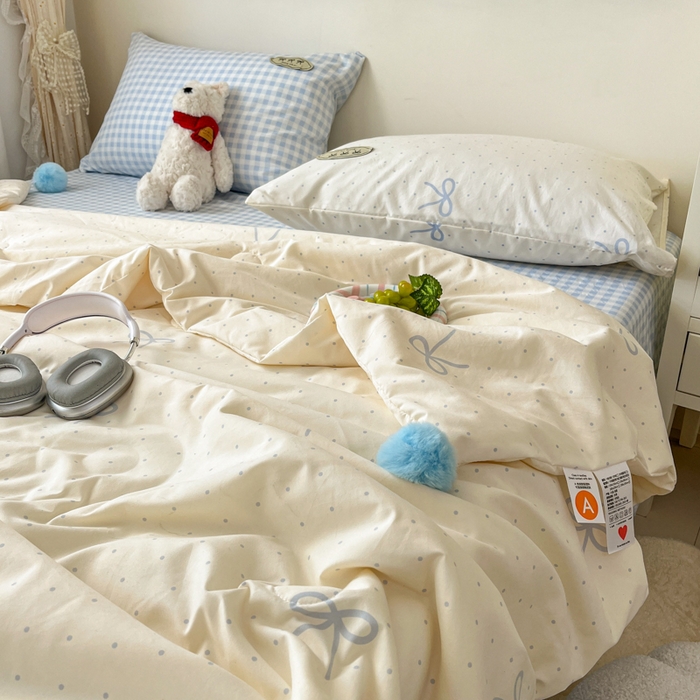 91家纺网 家纺一手货源 找家纺 桃心家居 2025新款A类ins云柔水洗棉大豆织标蝴蝶结毛球少女单夏被夏被四件套系列 清新梦蓝