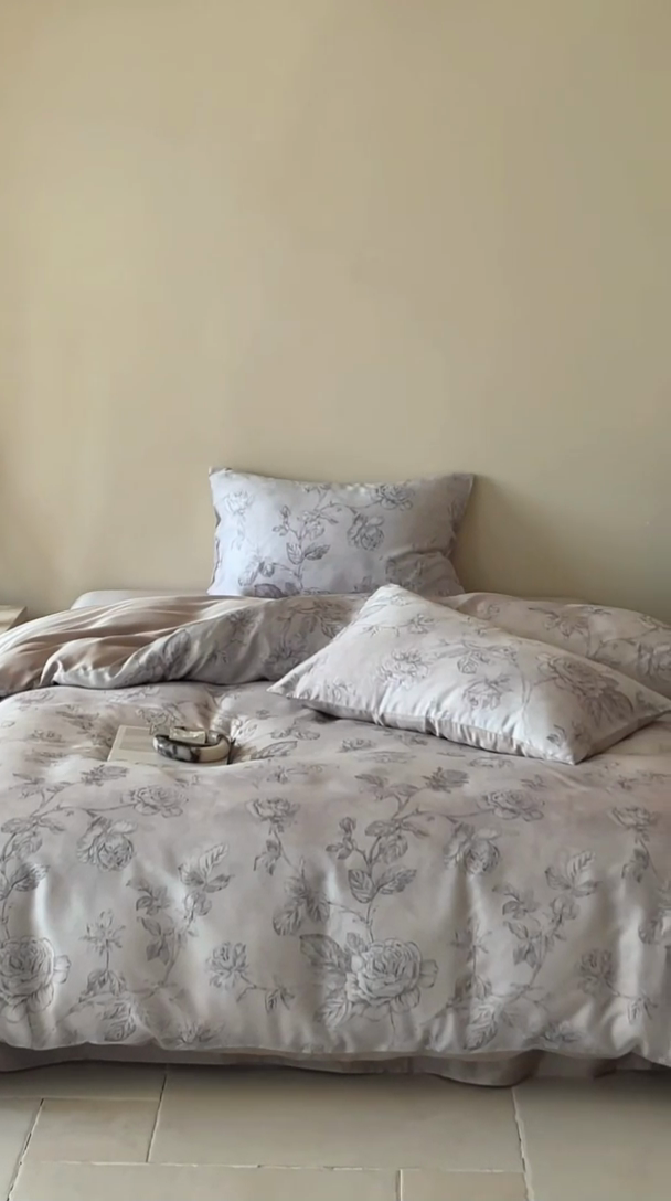 91家纺网 家纺一手货源 找家纺 咏绒家纺工厂店 2025新款60S奥地利兰精天丝数码印花暗合简约款系列四件套 夏洛-玉