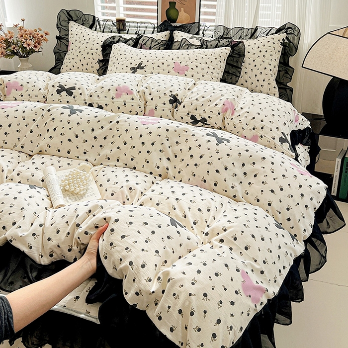 91家纺网 家纺一手货源 找家纺 艾橙家纺2025新款法式赫本风水洗棉印花雪纺花边单床笠 朵蔓花馨