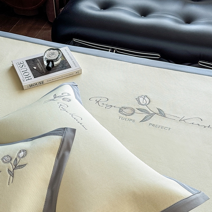 91家纺网 家纺一手货源 找家纺 格真 2025新款A类中分子PE瞬间凉感刺绣冰藤席高端复合三明治加密软凉席可折叠空调席藤席 凉感冰腾-米黄