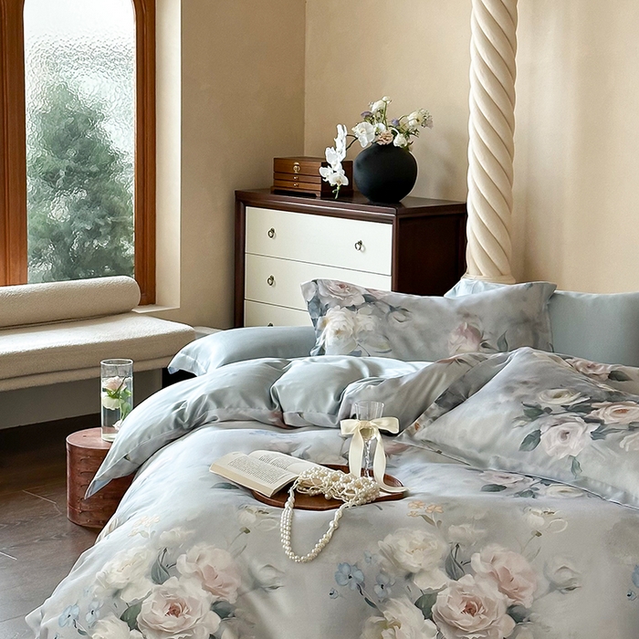 91家纺网 家纺一手货源 找家纺 2025新款60S奥地利兰精天丝数码印花宽边压线系列四件套 倾城-灰