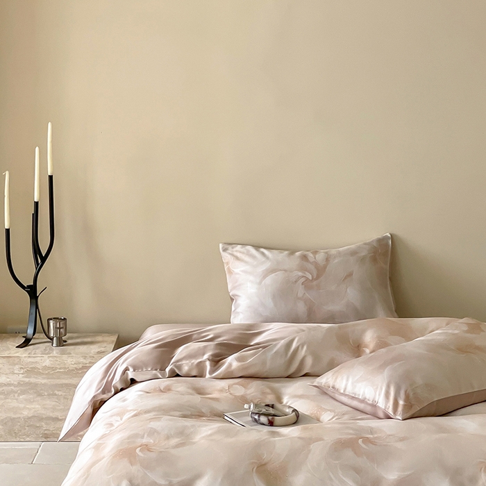 91家纺网 家纺一手货源 找家纺 咏绒家纺工厂店 2025新款60S奥地利兰精天丝数码印花暗合简约款系列四件套 莫斯-粉玉