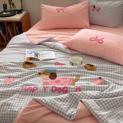 91家纺网 家纺一手货源 找家纺 红嘴企鹅 2025新款卡通毛巾绣空调被夏被四件套 夏被-蓝格狗狗