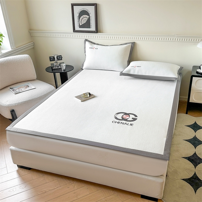 91家纺网 家纺一手货源 找家纺 启程家纺 2025春夏新款冰豆豆凉席刺绣款复合三明治三件套 小香风-白