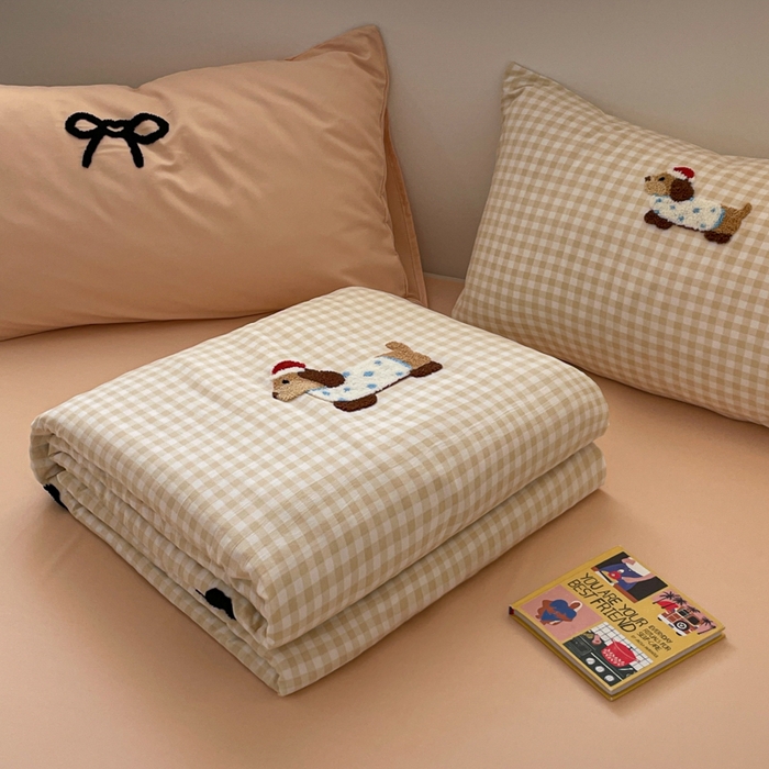 91家纺网 家纺一手货源 找家纺 红嘴企鹅 2025新款卡通毛巾绣空调被夏被四件套 夏被-咖格狗狗
