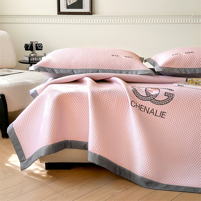 91家纺网 家纺一手货源 找家纺 启程家纺 2025春夏新款冰豆豆凉席刺绣款复合三明治三件套 小香风-粉