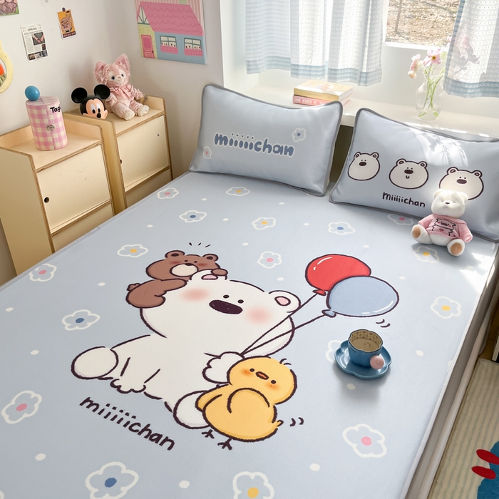 91家纺网 家纺一手货源 找家纺 金爱家  2025新款正版授权miiiiichan可爱卡通大版数码印花A类1200D冰感丝凉感席冰丝三件套平铺床笠系列 熊仔派对