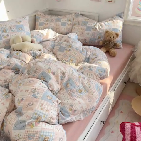 91家纺网 家纺一手货源 找家纺 呗旺鹿 2025新款A类母婴级全棉有氧双层纱印花四件套 熊熊酱