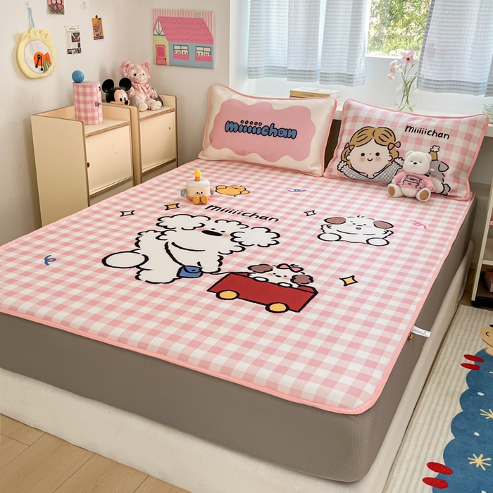 91家纺网 家纺一手货源 找家纺 金爱家  2025新款正版授权miiiiichan可爱卡通大版数码印花A类1200D冰感丝凉感席冰丝三件套平铺床笠系列 狗狗乐园