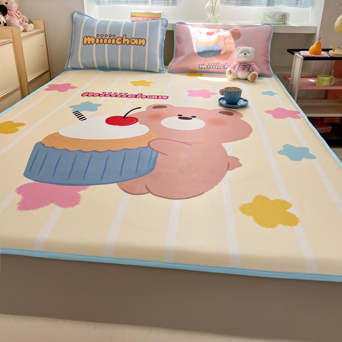 91家纺网 家纺一手货源 找家纺 金爱家  2025新款正版授权miiiiichan可爱卡通大版数码印花A类1200D冰感丝凉感席冰丝三件套平铺床笠系列 奶油小熊