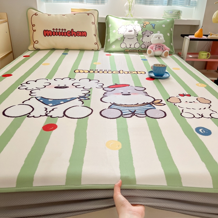 91家纺网 家纺一手货源 找家纺 金爱家  2025新款正版授权miiiiichan可爱卡通大版数码印花A类1200D冰感丝凉感席冰丝三件套平铺床笠系列 绿彩色波点狗
