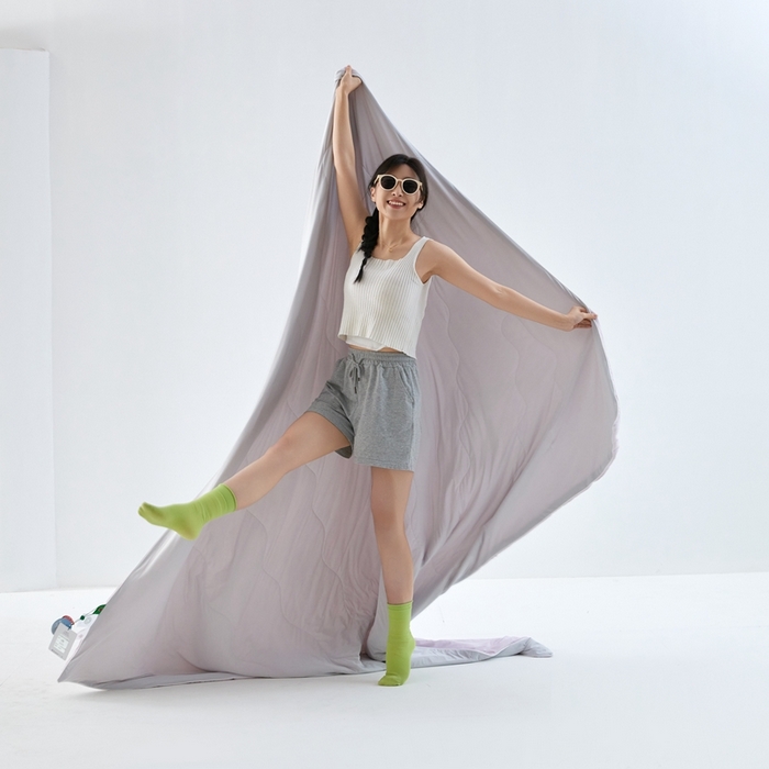 91家纺网 家纺一手货源 找家纺 2025春夏新款A类母婴级西瓜啵啵凉感被锦氨夏凉被空调被 梦幻紫+轻奢灰